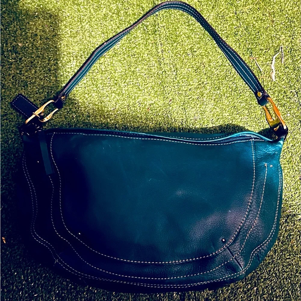 Elegant Navy Leather Shoulder Bag - Picture 2 of 5